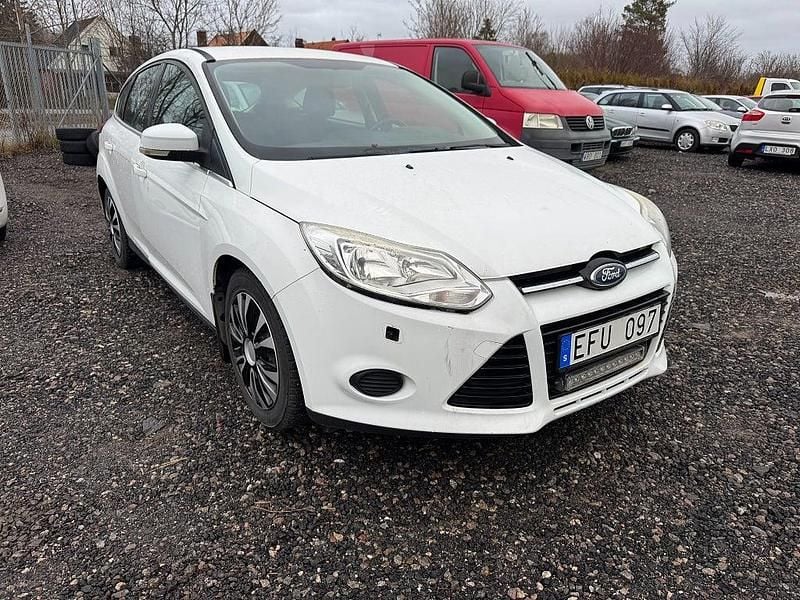 Begagnad Ford Focus Titanium 101 HK (74 kW) 2012 Vit Halvkombi