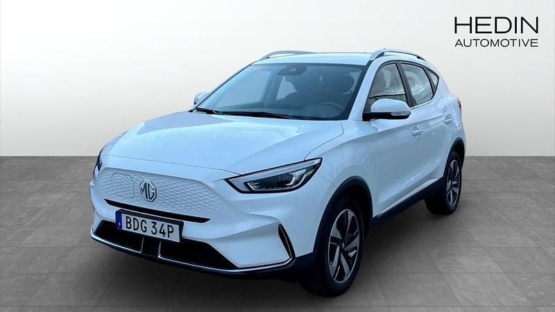 Vit (white) Begagnad 2022 MG ZS Comfort Sedan | 244 900 kr (Superpris) - Bild 1/4