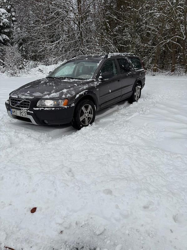 Brun metallic Begagnad 2005 Volvo XC70 Kombi | 30 000 kr (Lite dyr) - Bild 1/4