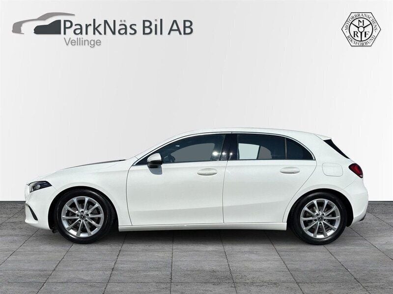 Vit Begagnad 2018 Mercedes A180 Halvkombi | 199 900 kr (Marknadspris) - Bild 1/4