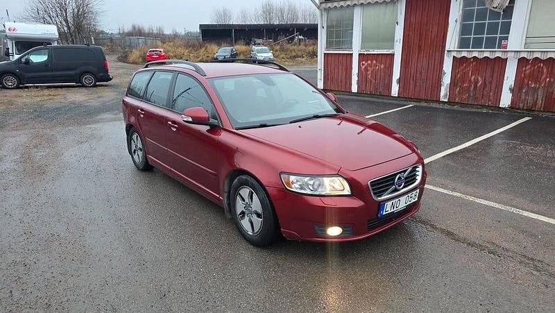 Röd Begagnad 2011 Volvo V50 Momentum Kombi | 32 900 kr (Marknadspris) - Bild 1/4