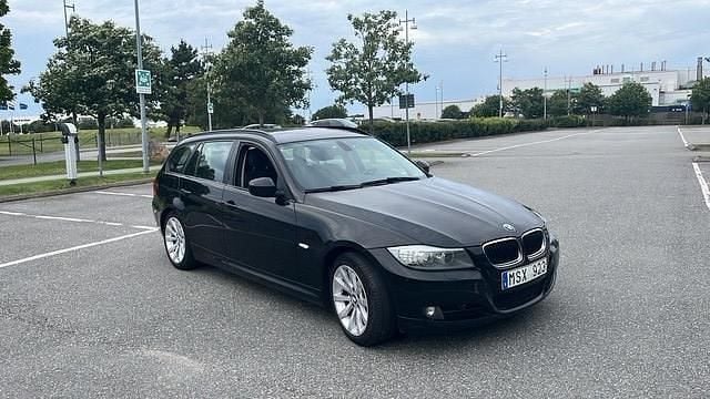 Svart Begagnad 2012 BMW 320 Kombi | 115 000 kr (Marknadspris) - Bild 1/4