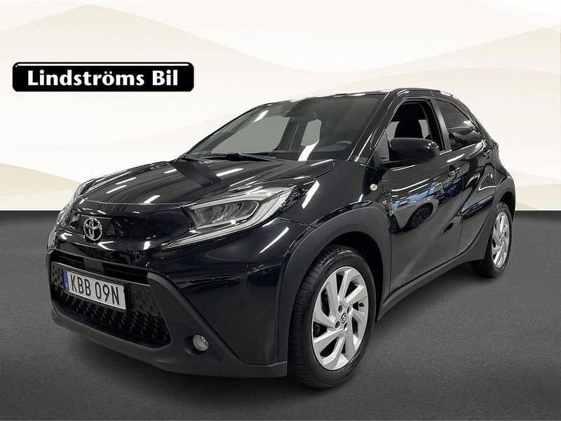 Svart Begagnad 2022 Toyota Aygo X X-play SUV | 149 900 kr (Marknadspris) - Bild 1/3