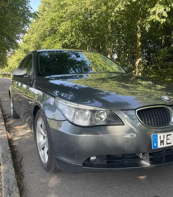 Grå Begagnad 2005 BMW 525 Sedan | 65 000 kr (Marknadspris) - Bild 1/4