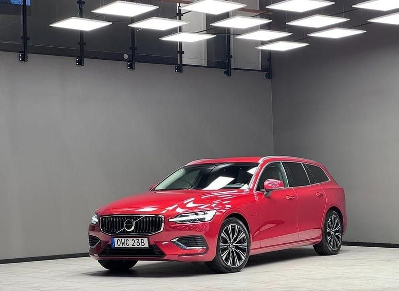 Röd Begagnad 2023 Volvo V60 Kombi | 349 900 kr - Bild 1/3
