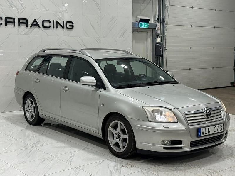 Begagnad Toyota Avensis 147 HK (108 kW) 2005 Silver Kombi