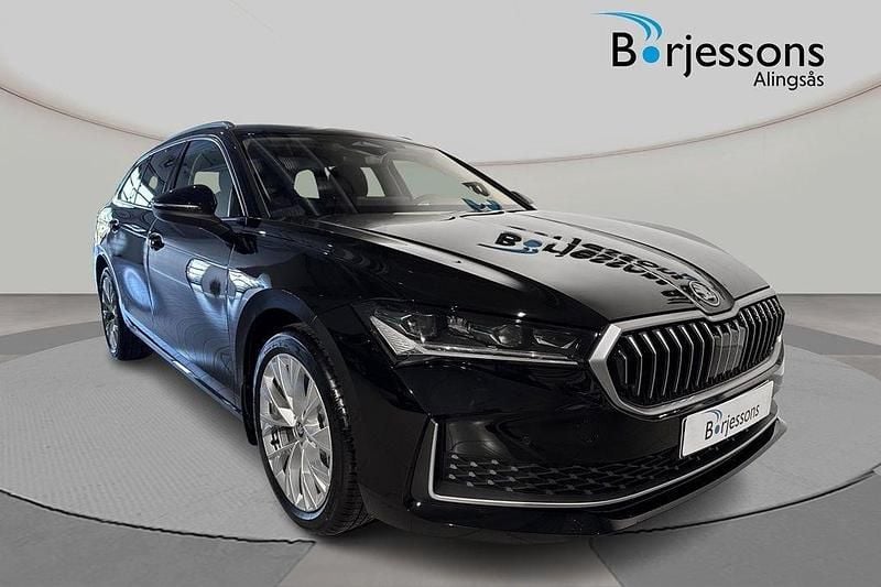 Svart Ny 2025 Skoda Superb Selection Kombi | 490 300 kr (Marknadspris) - Bild 1/4