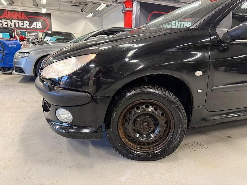 Begagnad Peugeot 206 88 HK (64 kW) 2000 Svart Halvkombi