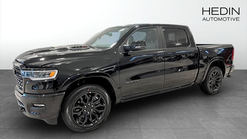 Svart Ny 2025 RAM 1500 Pickup | 1 298 610 kr (Lite dyr) - Bild 1/4