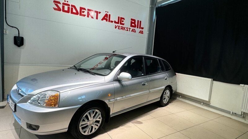 Ljusgrå Begagnad 2003 Kia Rio 2 Kombi | 22 499 kr - Bild 1/4
