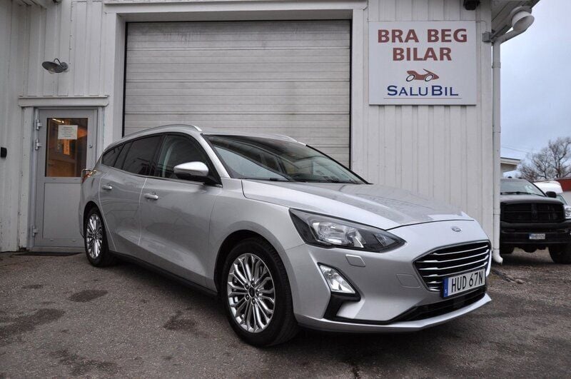 Grå Begagnad 2020 Ford Focus Titanium Kombi | 159 000 kr (Marknadspris) - Bild 1/4