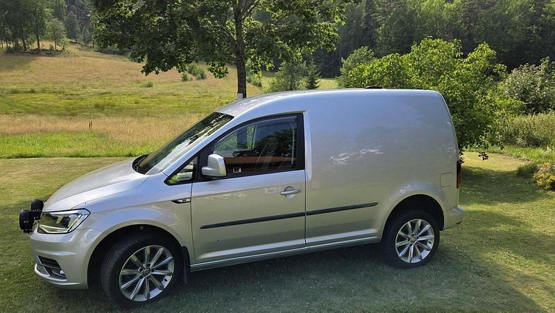 Silver Begagnad 2018 VW Caddy Minibuss | 155 000 kr (Bra pris) - Bild 1/4