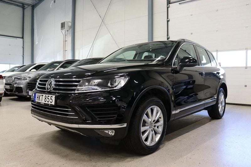 Svart Begagnad 2018 VW Touareg SUV | 259 900 kr - Bild 1/4