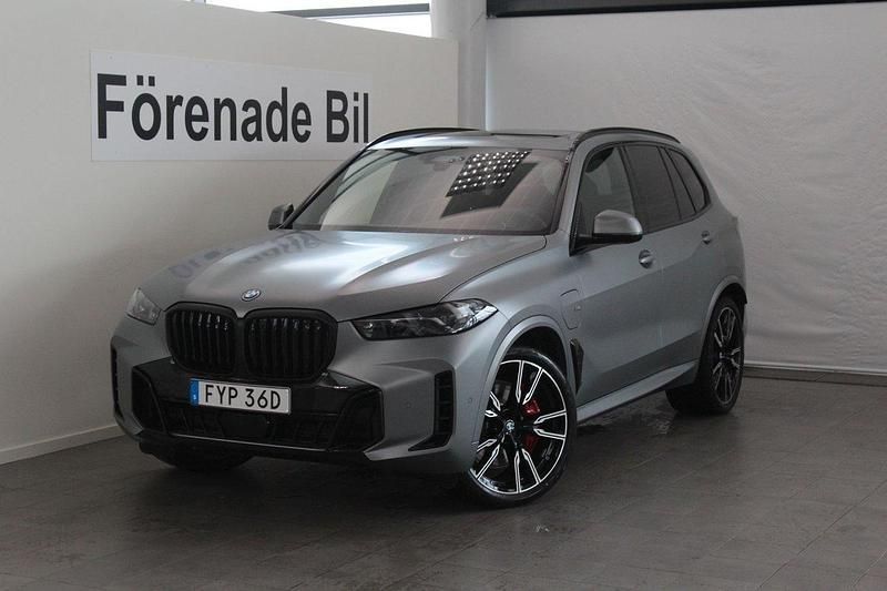 Grå Begagnad 2025 BMW X5 M Sport SUV | 1 089 000 kr - Bild 1/4