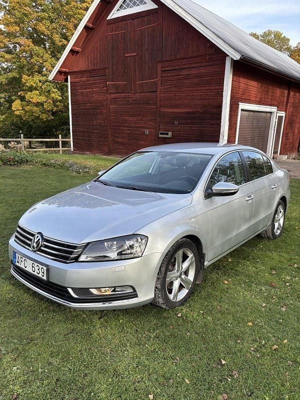 Silver Begagnad 2011 VW Passat Sedan | 99 000 kr (Bra pris) - Bild 1/4