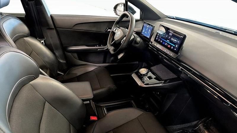 Begagnad MG MG4 EV 150 kW (204 HK) 2023 Grå Halvkombi