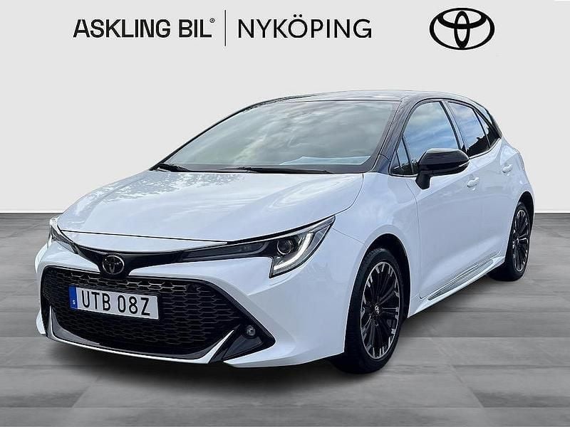 Vit Begagnad 2022 Toyota Corolla Hybrid Sport Halvkombi | 285 000 kr (Marknadspris) - Bild 1/3