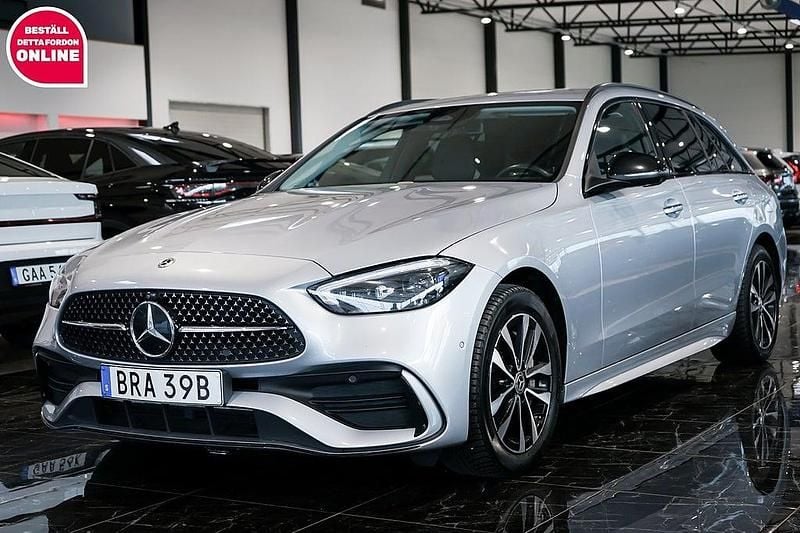 Silver Begagnad 2023 Mercedes C300e AMG Kombi | 389 500 kr (Marknadspris) - Bild 1/4