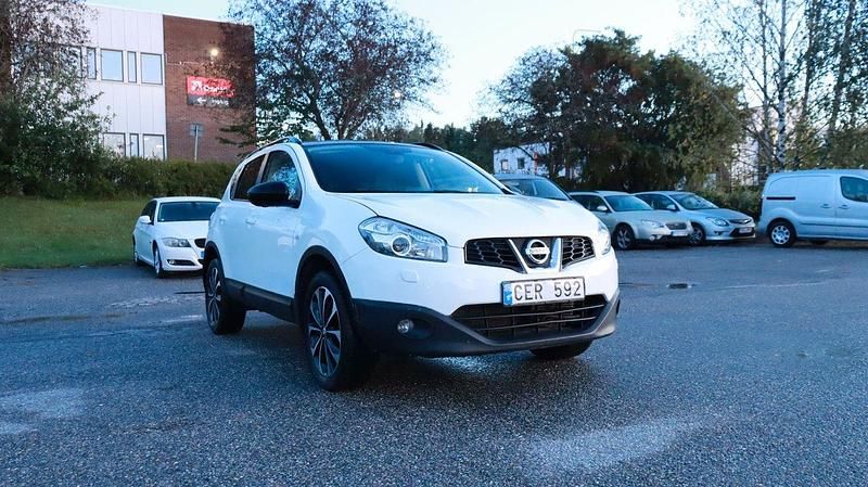 Vit Begagnad 2013 Nissan Qashqai 360º SUV | 104 800 kr (Marknadspris) - Bild 1/4