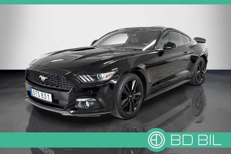 Svart Begagnad 2016 Ford Mustang Sportkupé | 299 900 kr (Marknadspris) - Bild 1/3