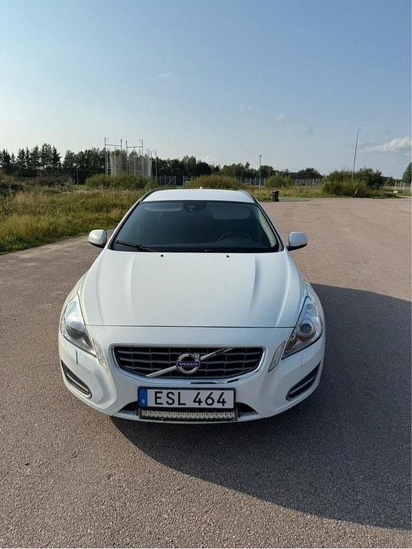 Vit Begagnad 2013 Volvo V60 Momentum Kombi | 94 000 kr (Bra pris) - Bild 1/4