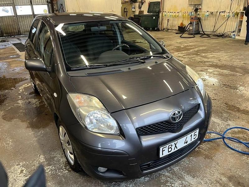 Mörkgrå Begagnad 2009 Toyota Yaris Halvkombi | 27 000 kr (Marknadspris) - Bild 1/4