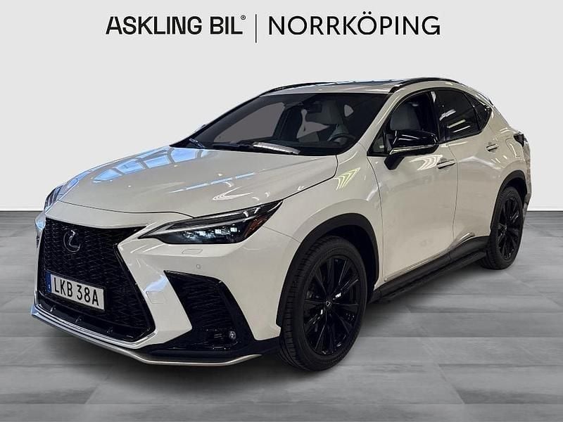 Vit Begagnad 2022 Lexus NX450h+ Sport Line SUV | 599 000 kr (Marknadspris) - Bild 1/4