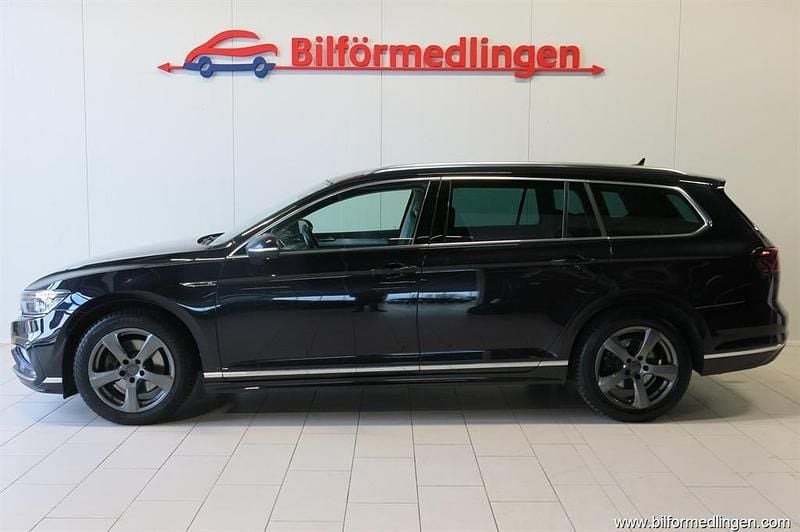 Svart samma som bilen Begagnad 2021 VW Passat Executive Kombi | 189 900 kr (Superpris) - Bild 1/4