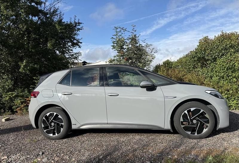 Grå Begagnad 2021 VW ID.3 Pro Performance Halvkombi | 215 900 kr (Superpris) - Bild 1/4
