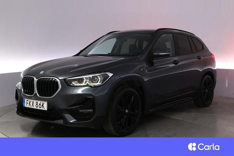 Grå Begagnad 2021 BMW X1 Sport Line SUV | 304 900 kr (Marknadspris) - Bild 1/4