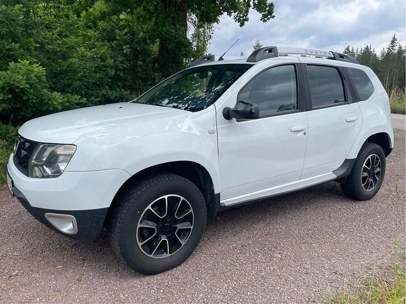 Vit Begagnad 2017 Dacia Duster Black Shadow SUV | 84 000 kr (Marknadspris) - Bild 1/4