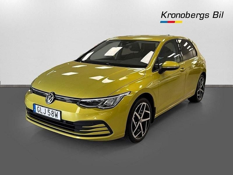 Gul Begagnad 2021 VW Golf VIII Halvkombi | 256 400 kr (Marknadspris) - Bild 1/4