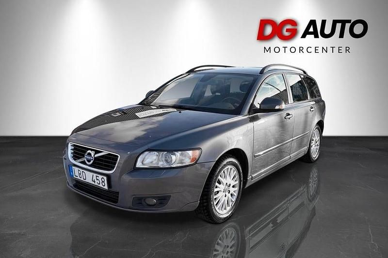 Grå Begagnad 2010 Volvo V50 Momentum Kombi | 79 900 kr (Marknadspris) - Bild 1/4