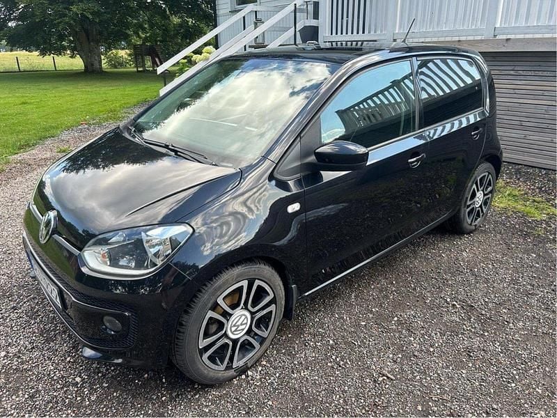 Svart Begagnad 2014 VW up! high up! Halvkombi | 61 999 kr (Marknadspris) - Bild 1/4