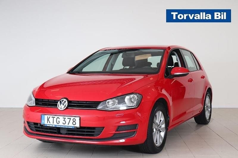 Röd Begagnad 2015 VW Golf VII Halvkombi | 124 799 kr (Marknadspris) - Bild 1/4