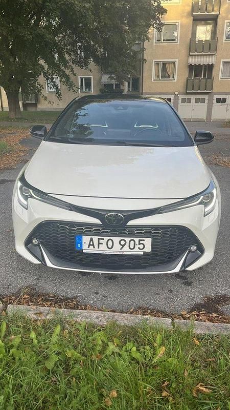 Vit Begagnad 2020 Toyota Corolla Hybrid Sport Halvkombi | 221 000 kr (Marknadspris) - Bild 1/4