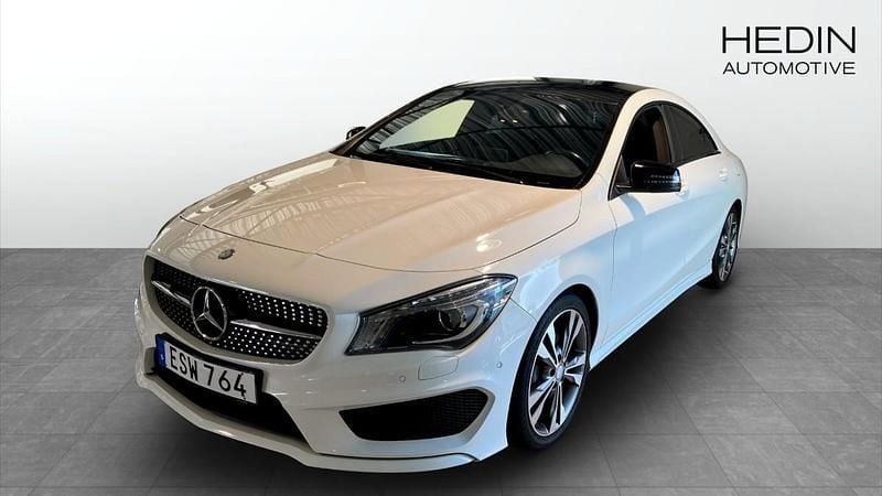 Vit (white) Begagnad 2015 Mercedes CLA250 AMG Sedan | 174 900 kr (Bra pris) - Bild 1/4