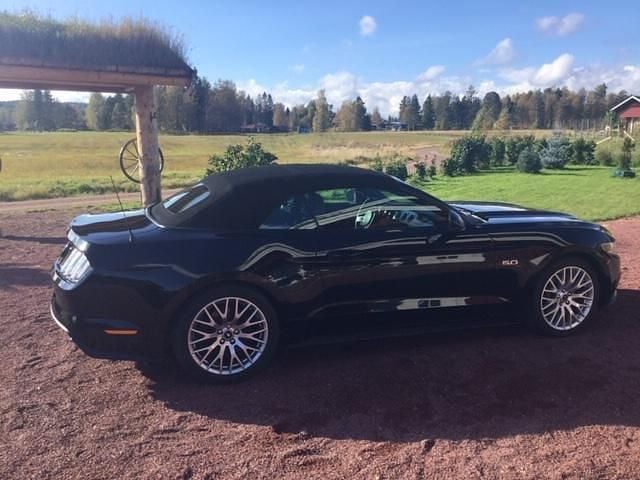 Svart Begagnad 2015 Ford Mustang GT Convertible Cab | 369 000 kr (Superpris) - Bild 1/4