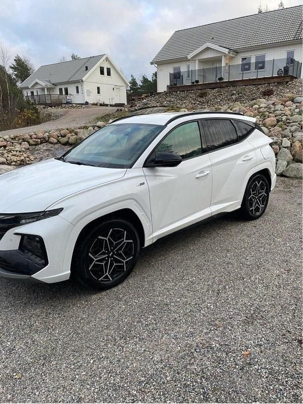 Vit Begagnad 2021 Hyundai Tucson Advanced SUV | 242 000 kr (Marknadspris) - Bild 1/4