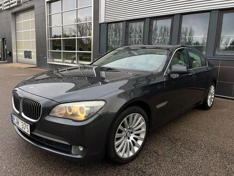 Grå Begagnad 2011 BMW 740 Sedan | 129 900 kr - Bild 1/4