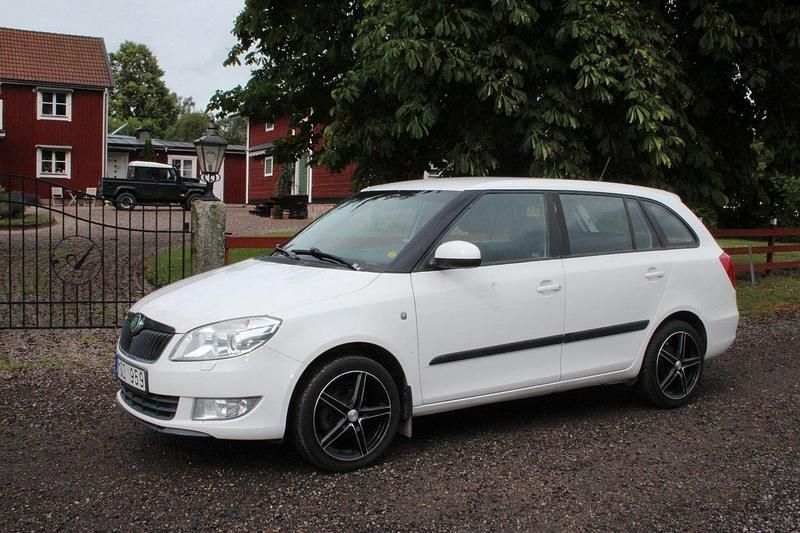 Vit Begagnad 2011 Skoda Fabia Ambiente Kombi | 29 900 kr (Marknadspris) - Bild 1/4