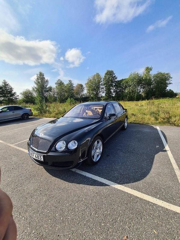 Svart Begagnad 2006 Bentley Continental Flying Spur Sedan | 300 000 kr - Bild 1/4