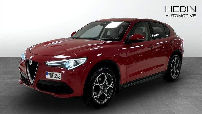 Röd (red) Begagnad 2018 Alfa Romeo Stelvio Super SUV | 239 000 kr (Bra pris) - Bild 1/4
