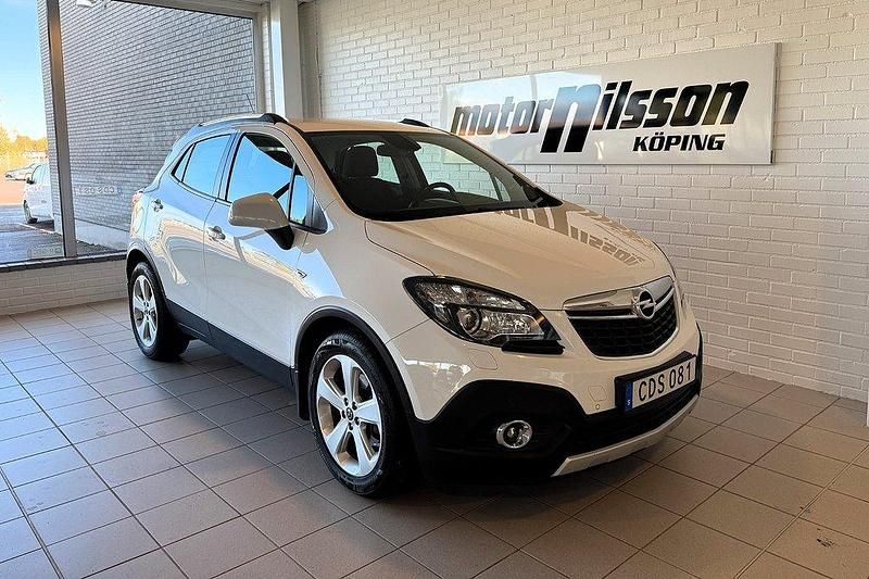 Vit Begagnad 2013 Opel Mokka SUV | 89 500 kr (Marknadspris) - Bild 1/4