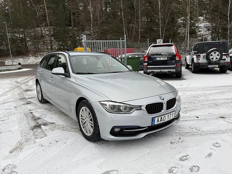 Silver Begagnad 2016 BMW 318 Sport Line Kombi | 129 900 kr (Bra pris) - Bild 1/4