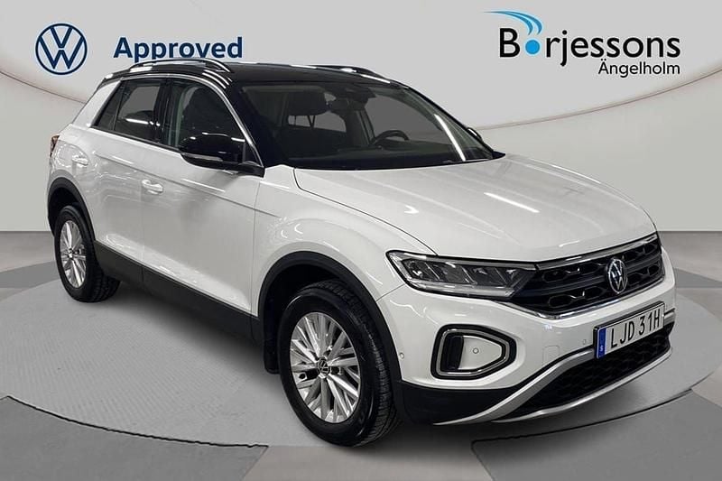 Vit Begagnad 2022 VW T-Roc Life SUV | 264 000 kr (Marknadspris) - Bild 1/4