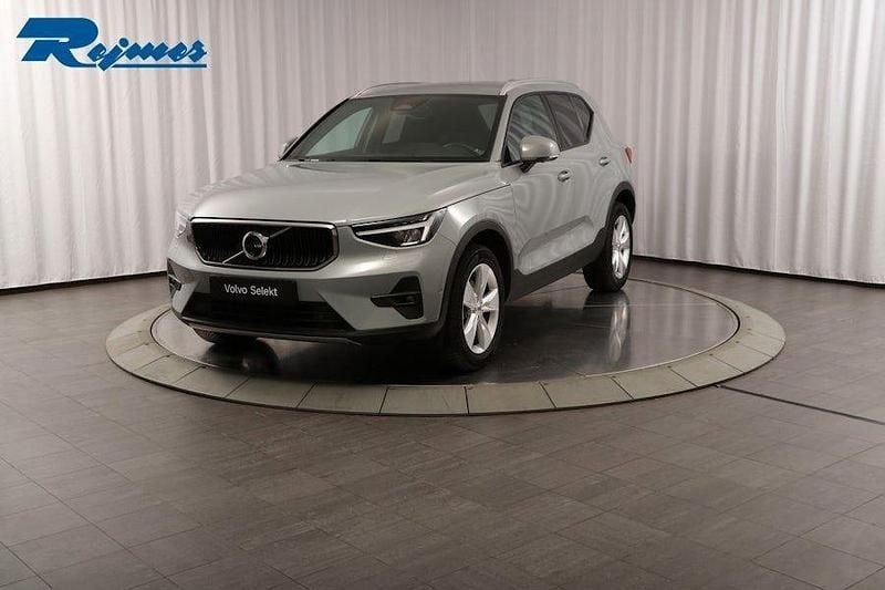 Grå Begagnad 2023 Volvo XC40 Core SUV | 359 900 kr (Marknadspris) - Bild 1/4