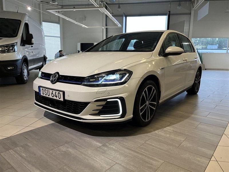 Vit Begagnad 2020 VW Golf VIII GTE Halvkombi | 219 900 kr (Marknadspris) - Bild 1/2