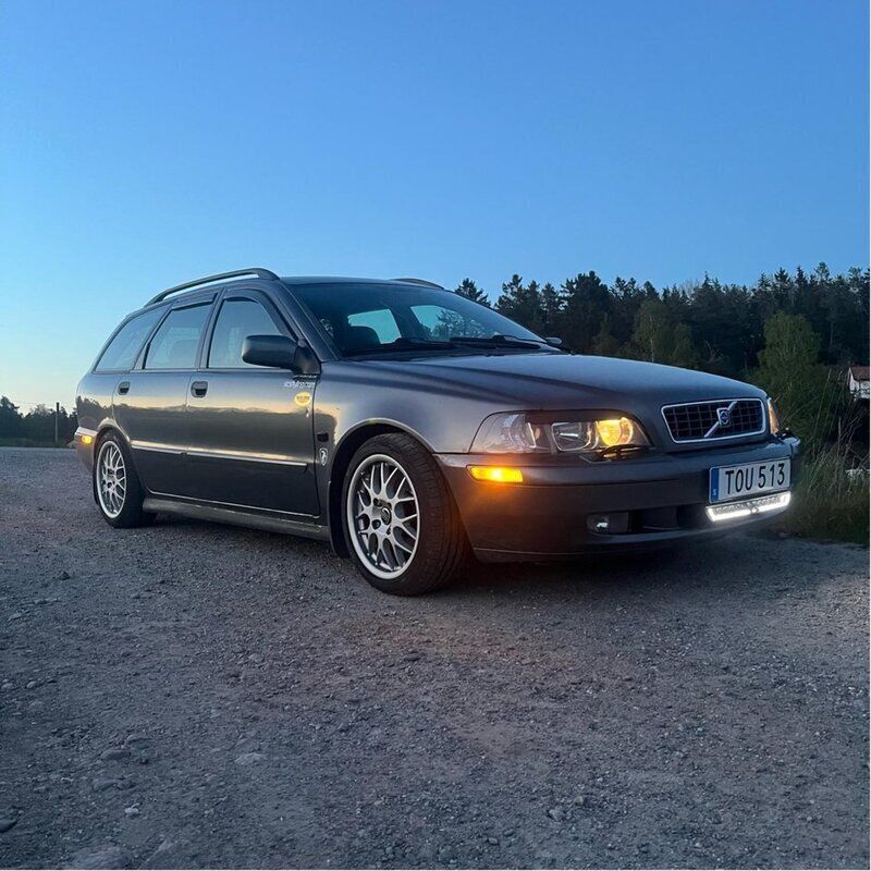Grå Begagnad 2003 Volvo V40 Kombi | 20 000 kr (Marknadspris) - Bild 1/4
