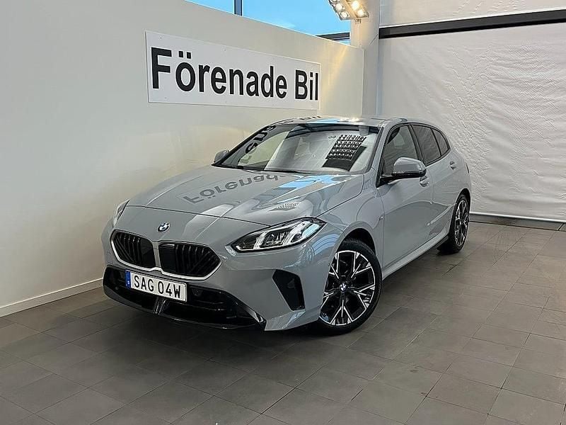 Grå Begagnad 2025 BMW 120 M Sport Halvkombi | 349 000 kr (Superpris) - Bild 1/4